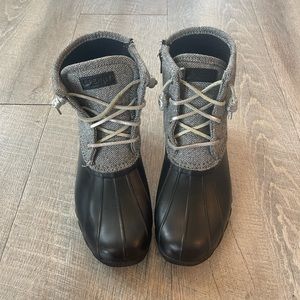 Size 5 black sperry boots